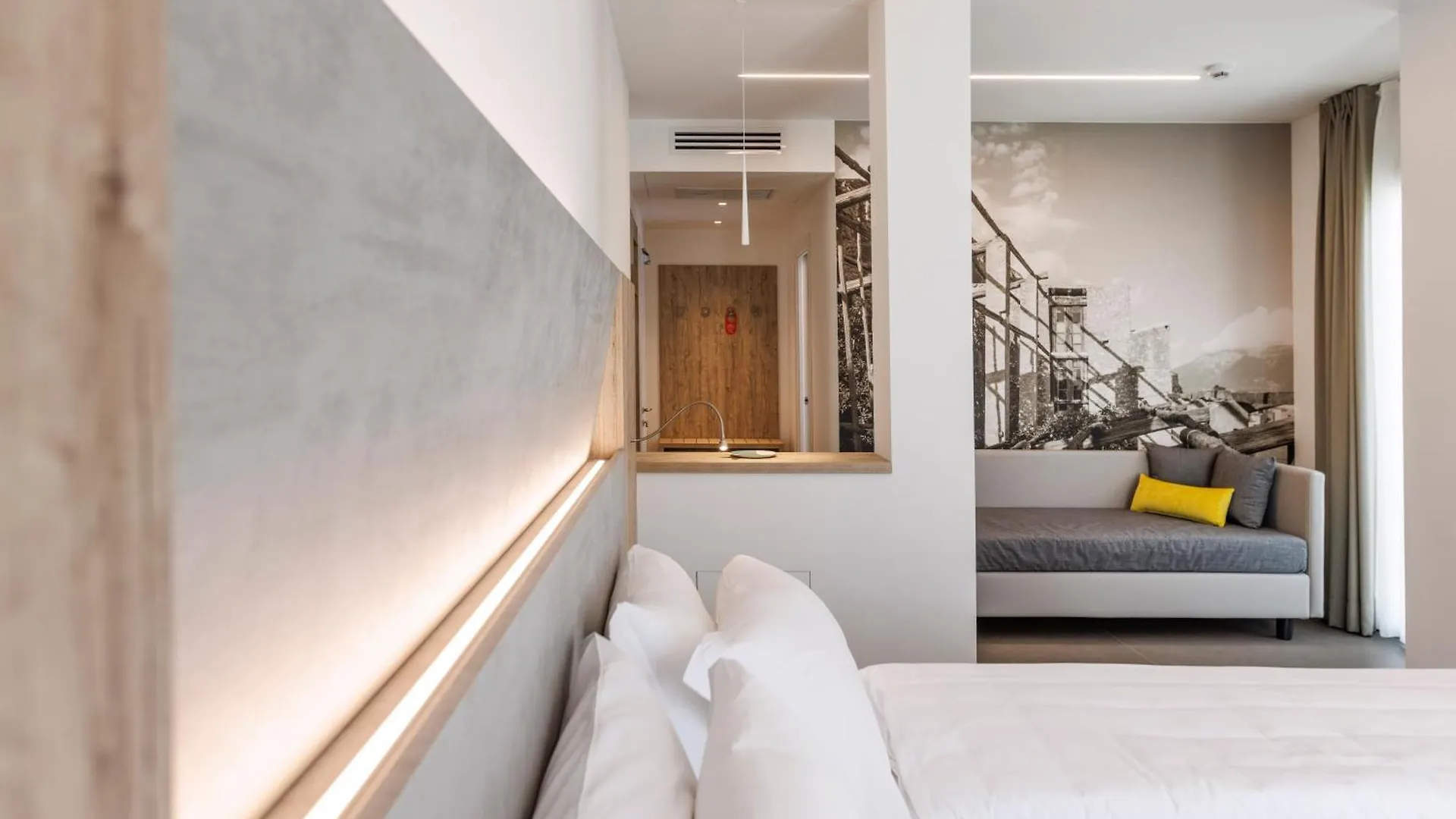 Hotel Livia Gargnano 3*,