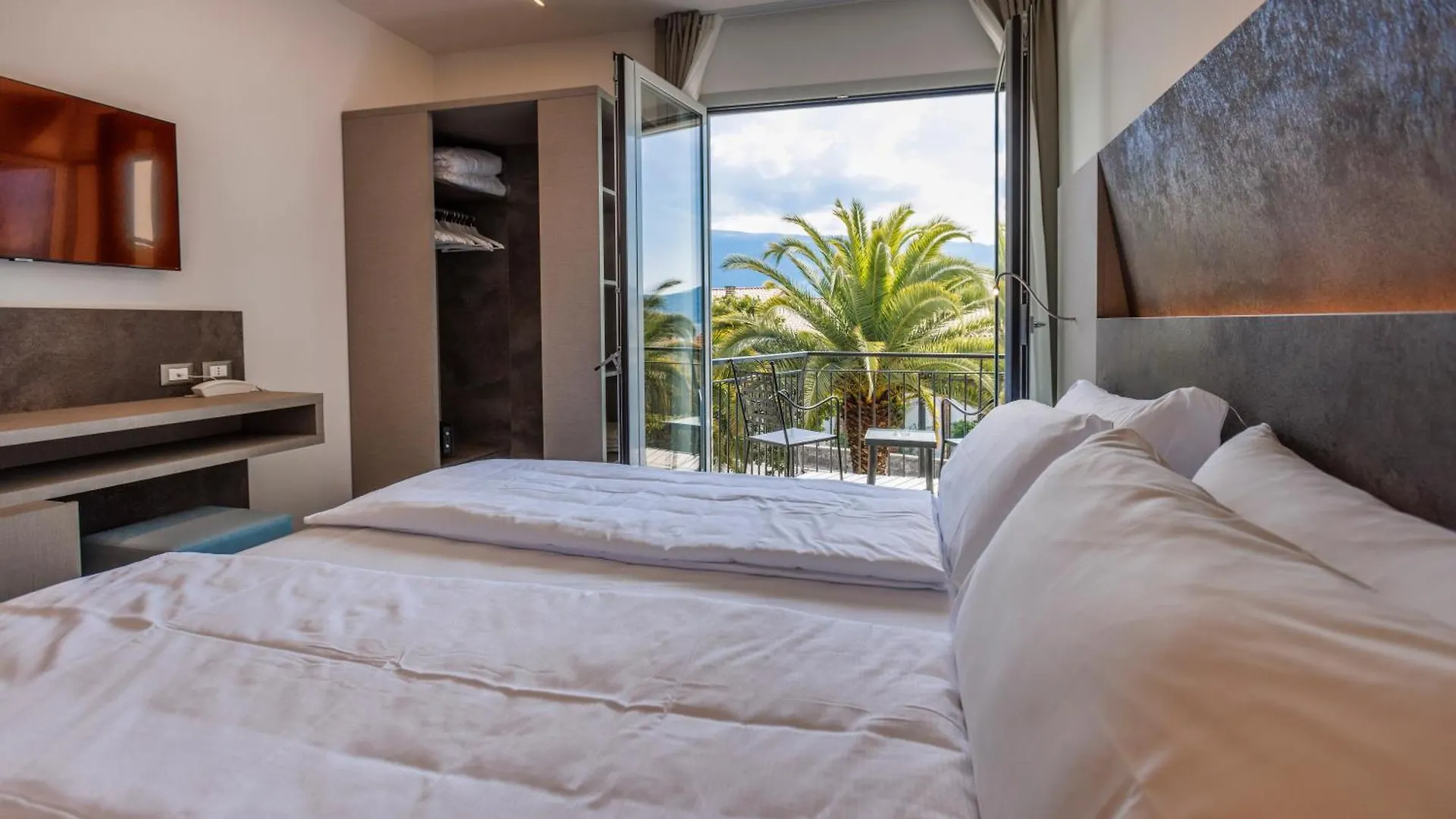 Hotel Livia Gargnano 3*,