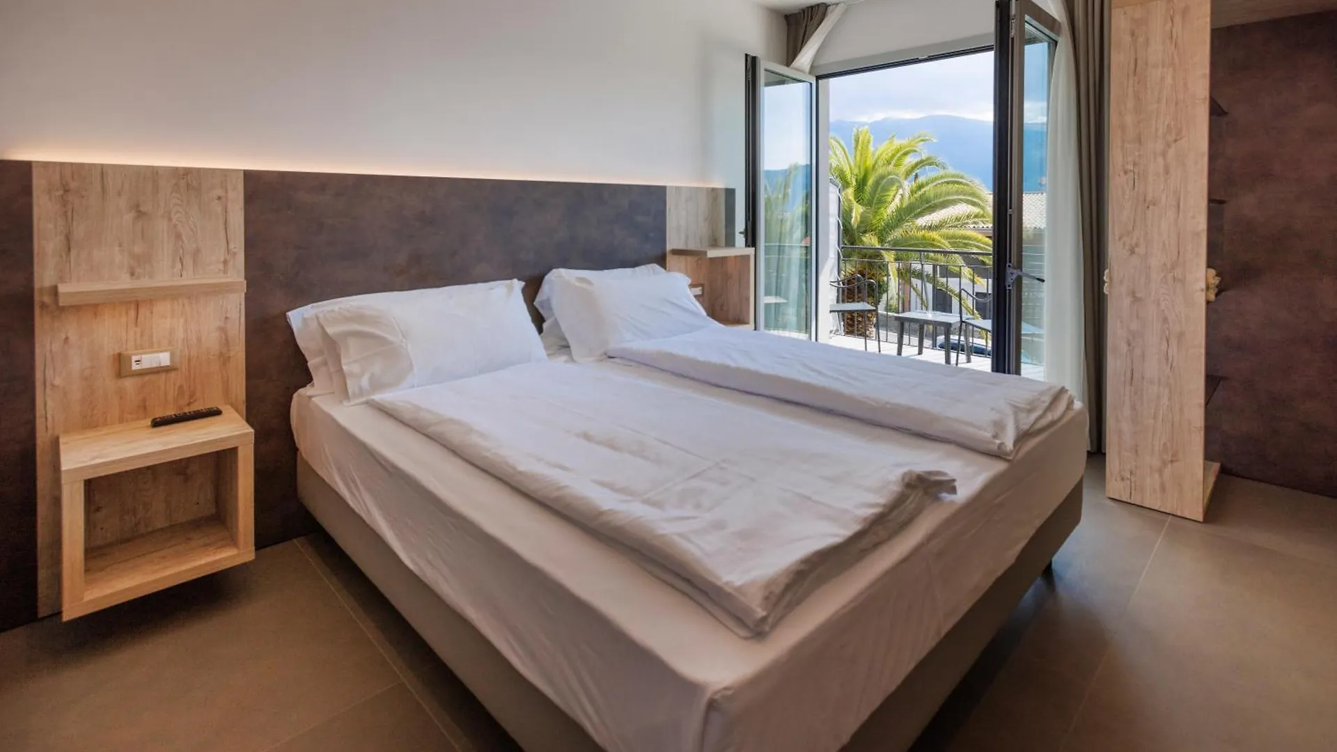Hotel Livia Gargnano 3*,